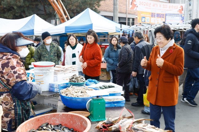 김경희 이천시장, 설 맞아 전통시장 방문 활력 응원