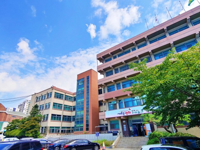 미추홀구, 기후변화 대응 '친환경 수간주사'로 가로수 병해충 선제 대응