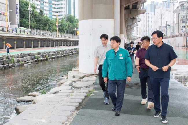 윤일현 금정구청장, 온천천 주민 불편 해소 위한 현장 점검 실시