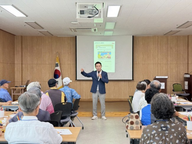 백영현 포천시장, '은빛 기억이음 교실' 현장 방문