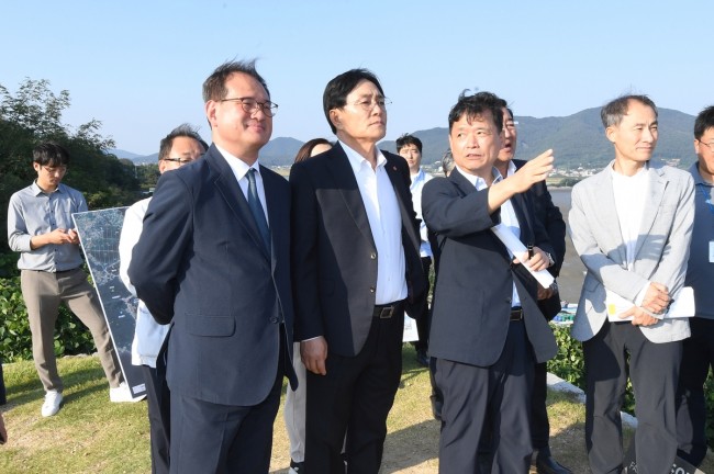 '강화의 미래 성장동력'…박용철 군수, 김종철 신임 경제청장과 강화남단 살폈다
